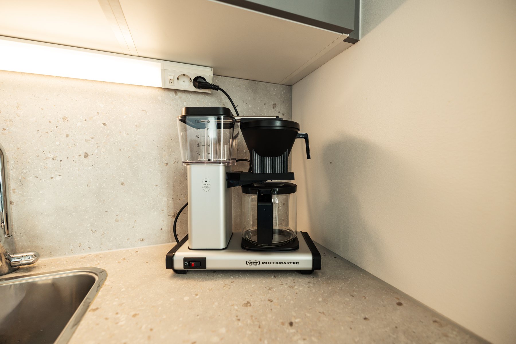 Moccamaster-kaffebryggare på köksbänken