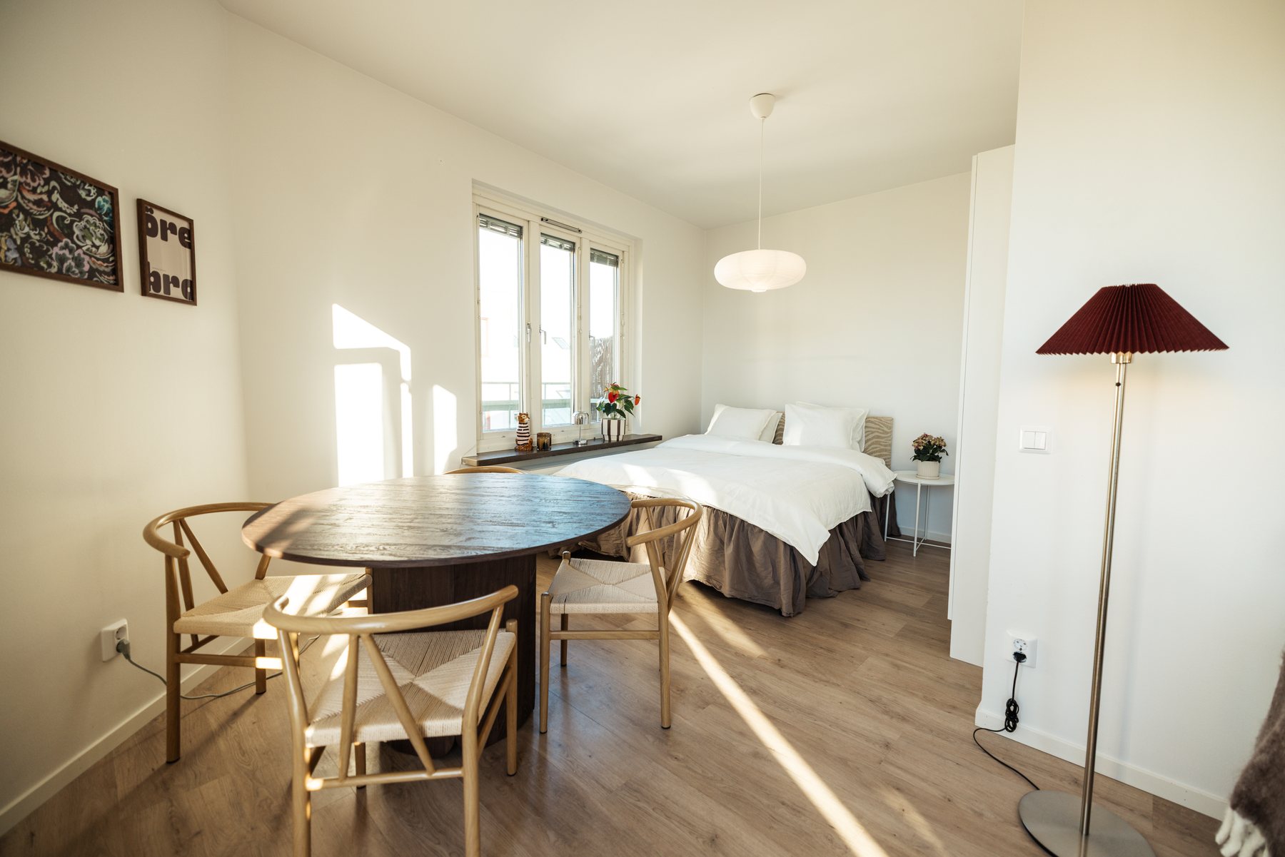 Sovrum och matplats i ljust morgonljus