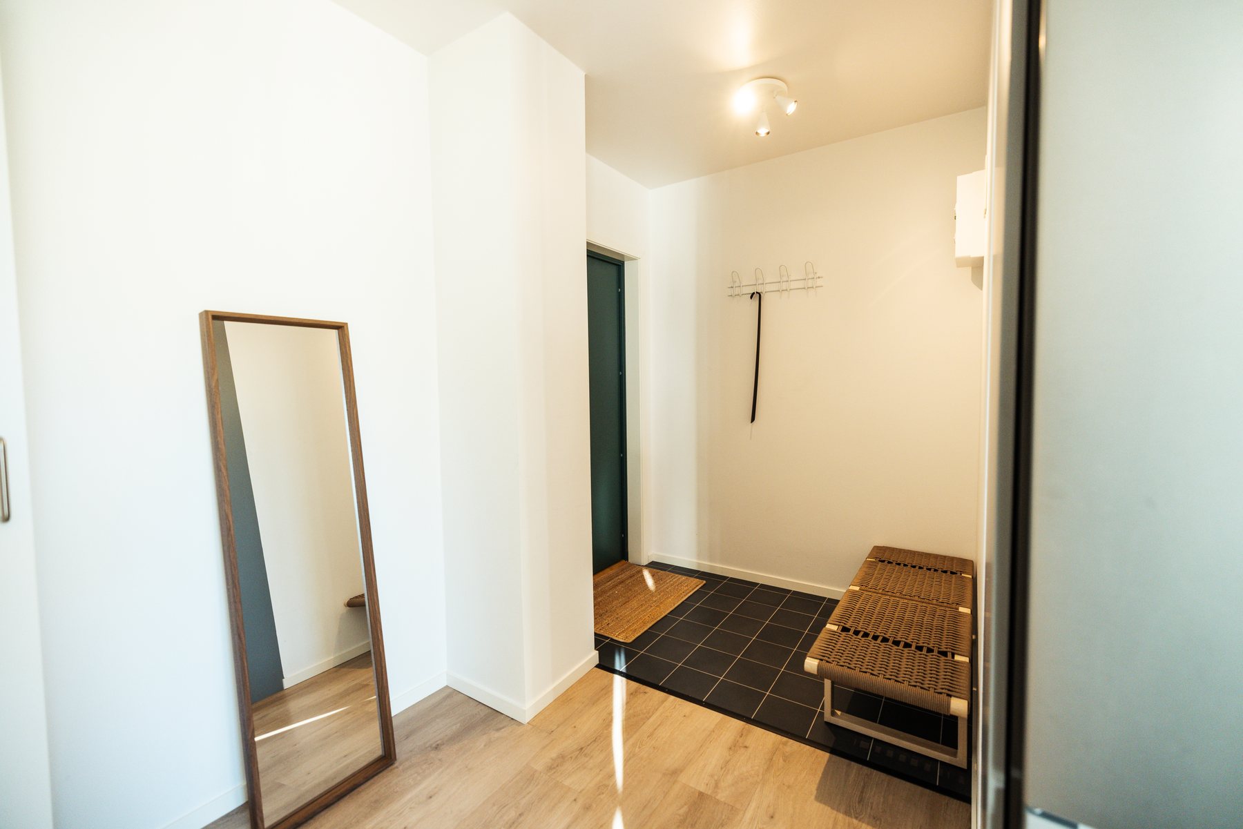 Hall med spegel, klädkrokar och bänk