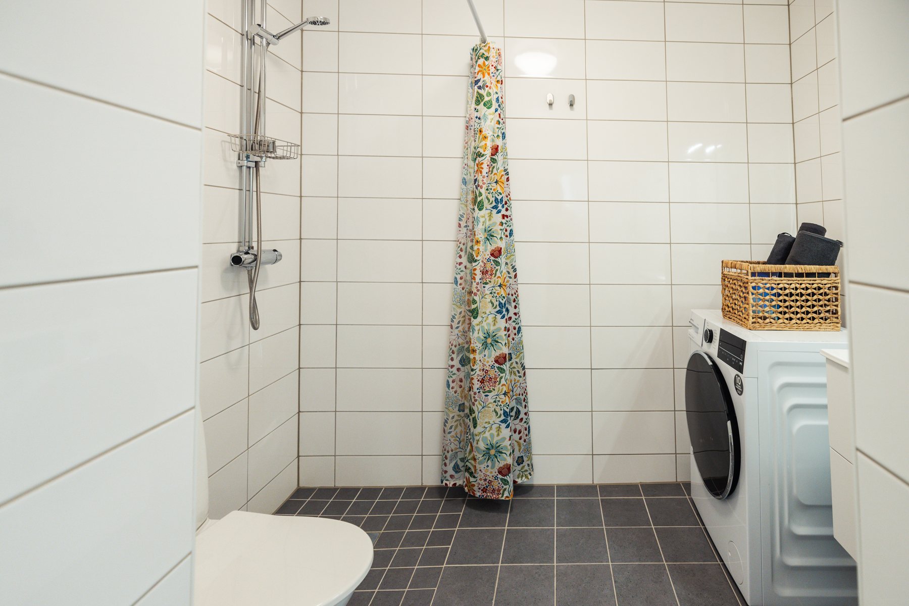 Kaklat badrum med dusch